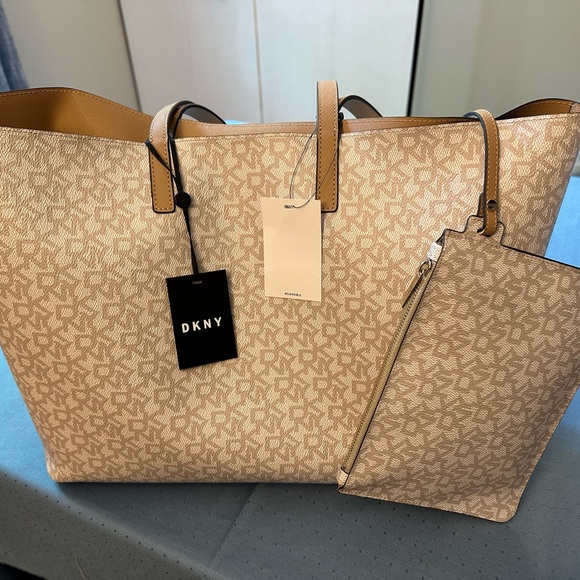 NEW DKNY Brayden Large Reversible Ivory Signature Bag with Clutch Tan NY Logo - Picture 6 of 7